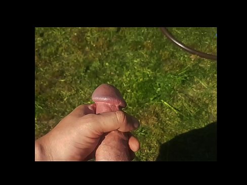 ❤️ Žhavá kočička si nechá ošukat růžovou kundičku a udělá se squirtem v letní zahradě. ️ Super sex u cs.tube-sexer.ru