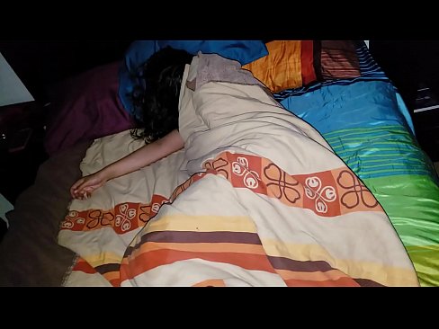 ❤️ Nevlastní syn buzeruje svou mladou nevlastní matku, zatímco ona spí. ️ Super sex u cs.tube-sexer.ru